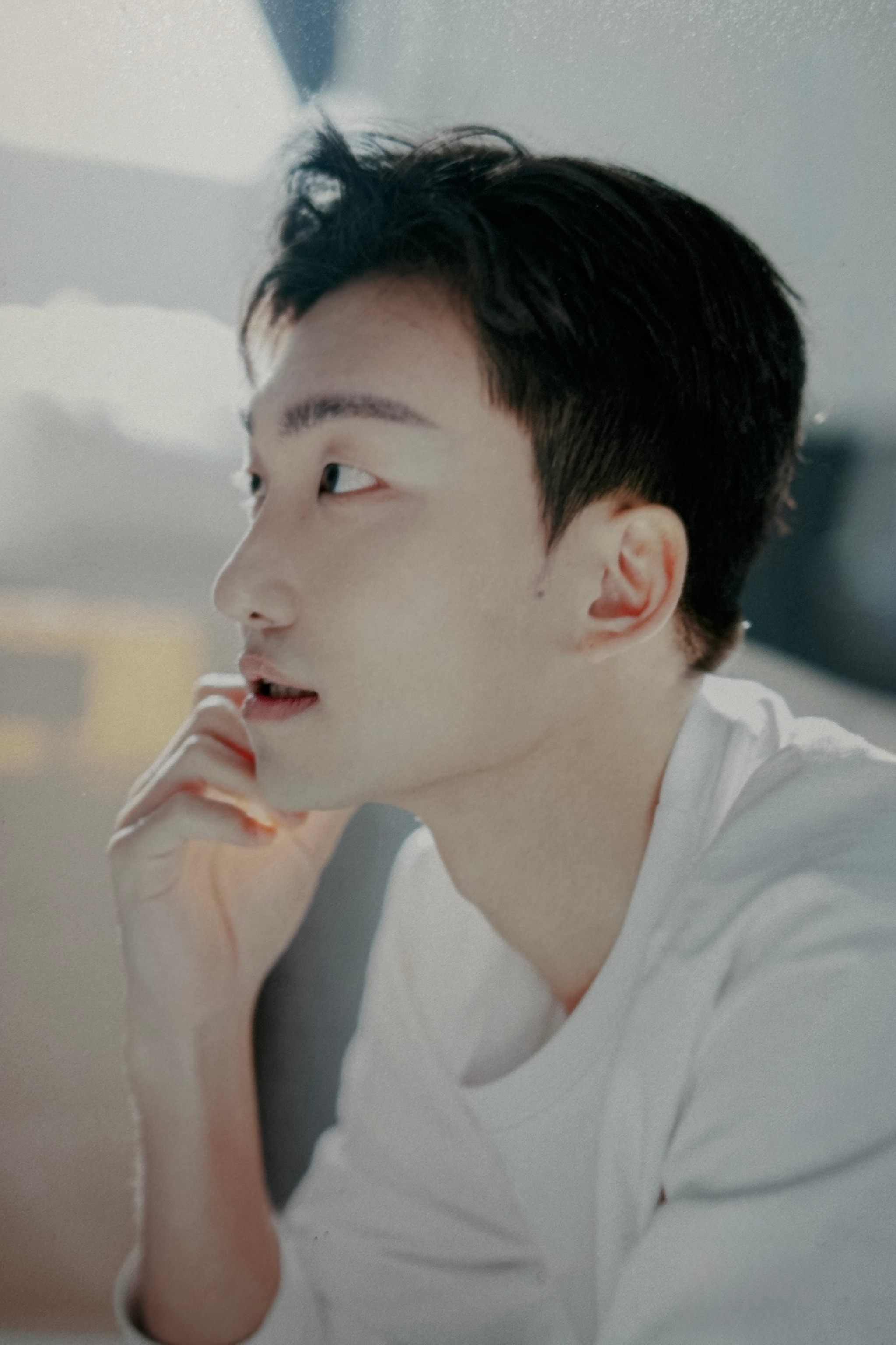 창가에서 생각에 잠긴 서병준의 프로필 사진